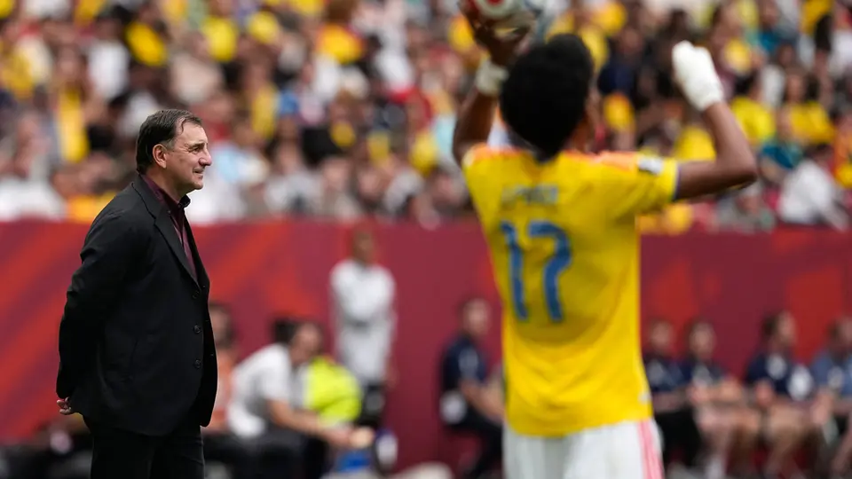 Néstor Lorenzo dirigiendo el juego ante Suiza | AP
