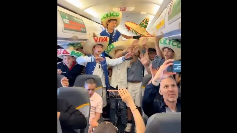 Con sombreros de charro y una emotiva interpretación de "Cielito Lindo", los niños conquistaron a los viajeros antes de aterrizar en México. / RS