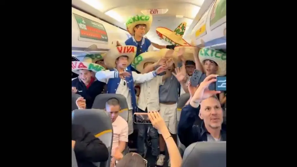 Con sombreros de charro y una emotiva interpretación de "Cielito Lindo", los niños conquistaron a los viajeros antes de aterrizar en México. / RS