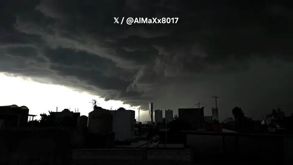 Aunque el término "tormenta negra" circula en redes sociales, las autoridades meteorológicas mexicanas no lo utilizan de manera oficial./ X: @AlMaXx8017