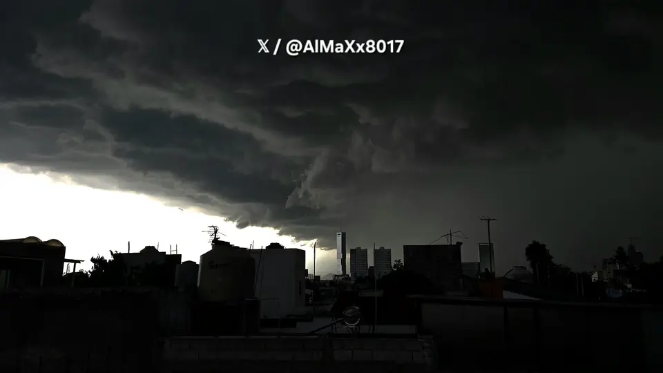 Aunque el término "tormenta negra" circula en redes sociales, las autoridades meteorológicas mexicanas no lo utilizan de manera oficial./ X: @AlMaXx8017