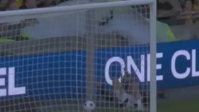 ¡Insólito! Paracaidista sorprende en pleno partido de la Eredivisie y aterriza en la portería