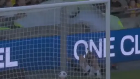¡Insólito! Paracaidista sorprende en pleno partido de la Eredivisie y aterriza en la portería
