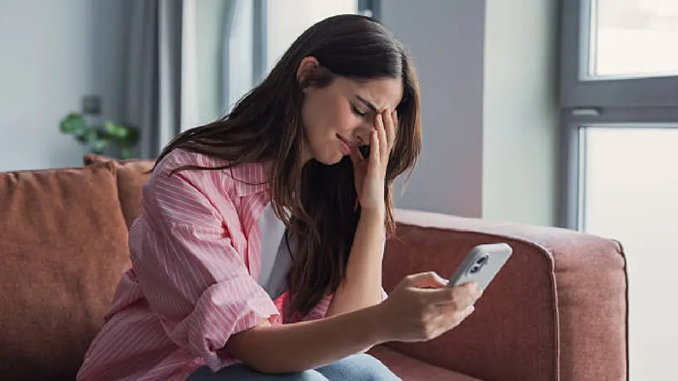 Lo que comenzó como una simple notificación terminó destapando una historia que ella desconocía por completo. / iStock