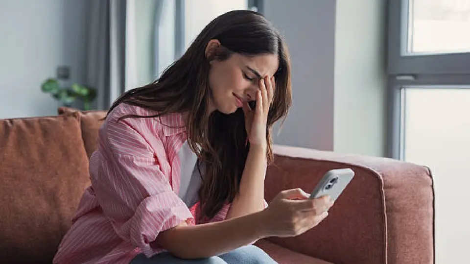 Lo que comenzó como una simple notificación terminó destapando una historia que ella desconocía por completo. / iStock