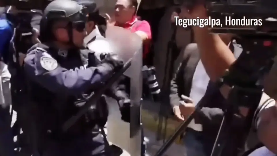 Los elementos de seguridad tuvieron que separarlos y tranquilizar el ambiente / Redes Sociales