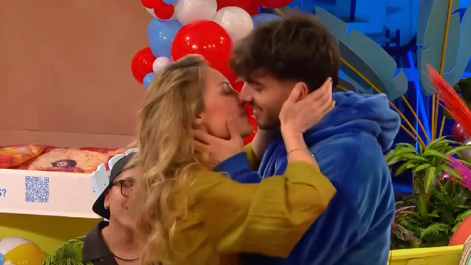 Su beso causó gran sorpresa con los demás habitantes / Especial