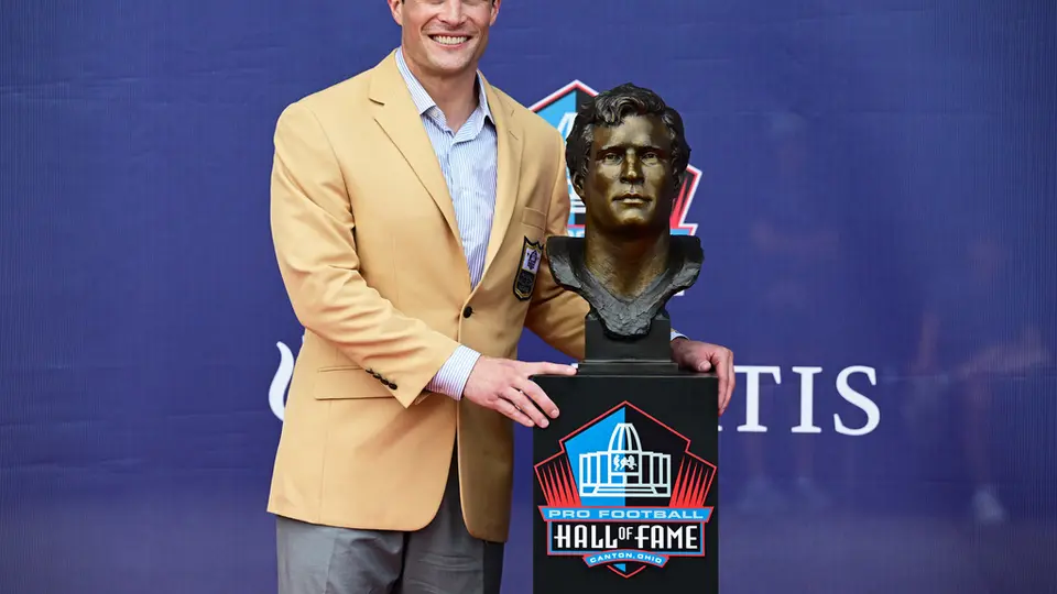 Luke Kuechly en el Salón de la Fama | AP