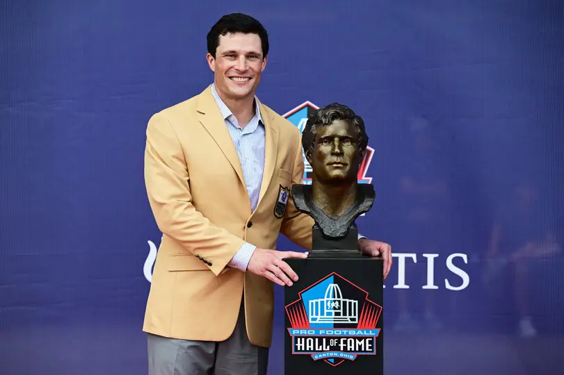 Luke Kuechly en el Salón de la Fama | AP