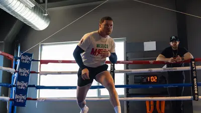 Canelo recibe visita de lujo; entrena junto al campeón Rafael Espinoza bajo las órdenes de Eddy Reynoso