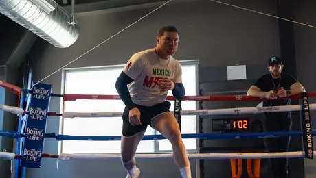 Canelo recibe visita de lujo; entrena junto al campeón Rafael Espinoza bajo las órdenes de Eddy Reynoso