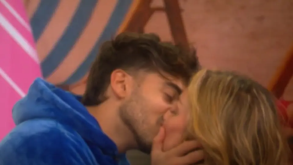 Primero se dieron un beso muy inocente dentro de la fiesta del viernes / Especial