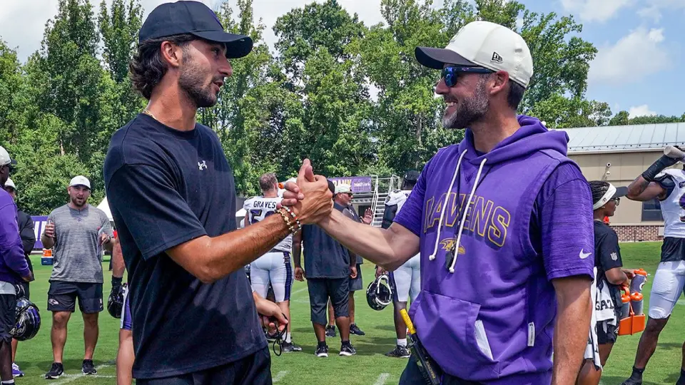 Torres junto al coach Minter | @ravens