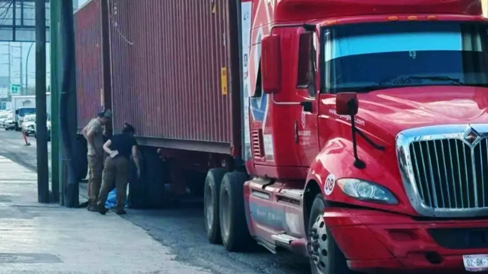 El hombre de la tercera edad quedó bajo las ruedas del tráiler en Monterrey / Especial