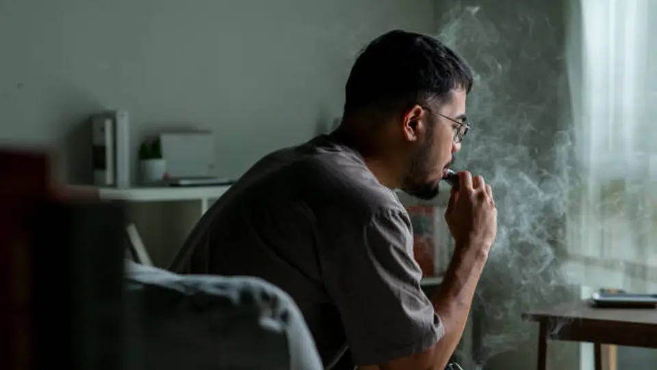 Los jóvenes fuman menos pero vapean más./istock