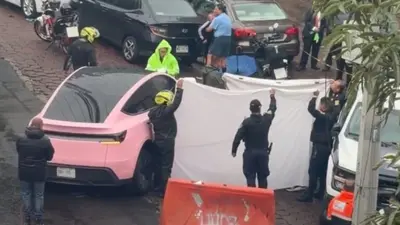 VIDEO: Motociclista muere tras accidente con Tesla rosa en Periférico Sur de CDMX
