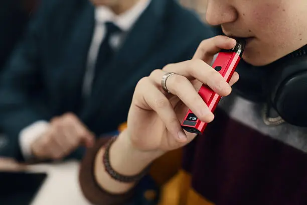 Tres nuevos estudios presentados en el Congreso de la Sociedad Respiratoria Europea muestran que, aunque baja el tabaquismo tradicional, el vapeo avanza .//istock