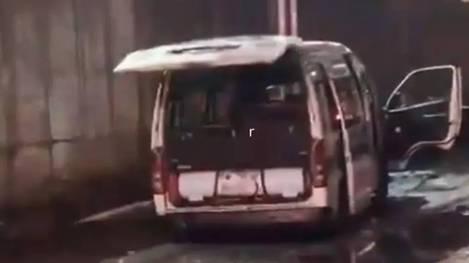 La unidad número 97 de la Ruta 30 quedó varada sobre avenida Recursos Hidráulicos durante las fuertes lluvias del domingo 6 de septiembre./ RS