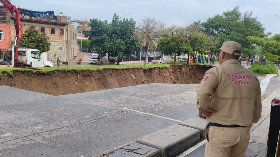 Autoridades realizan trabajos de evaluación y reparación tras el colapso registrado en la avenida Malecón de Tonalá, Jalisco. / Facebook: Tonalá Decide