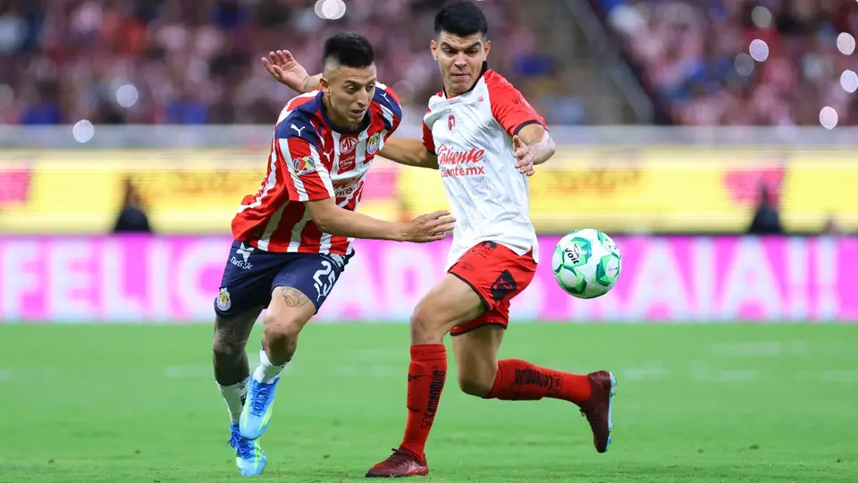 Iván Tona y Roberto Alvarado en un partido de Liga MX | IMAGO7
