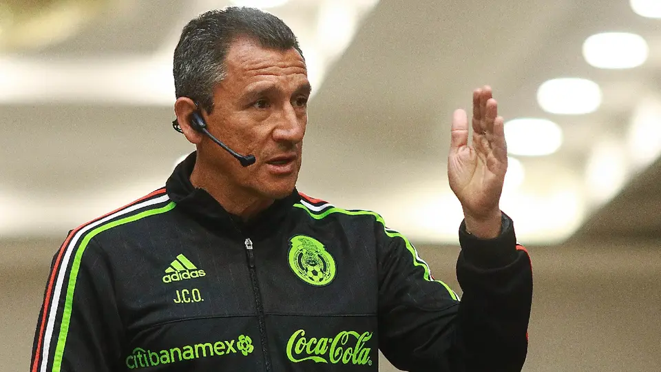 Juan Carlos Ortega, durante una platica durante un torneo de Fuerzas Básicas Sub 13 | IMAGO7