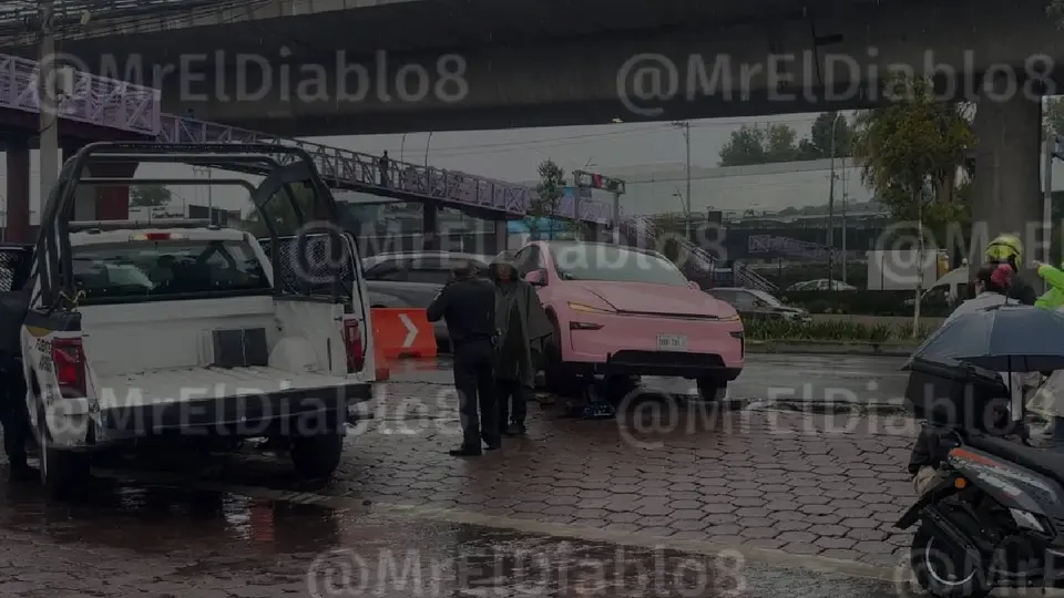 El accidente se registró cerca del cruce de Periférico Sur y Pico de Tolima, en Jardines del Pedregal./ X: @MrElDiablo8