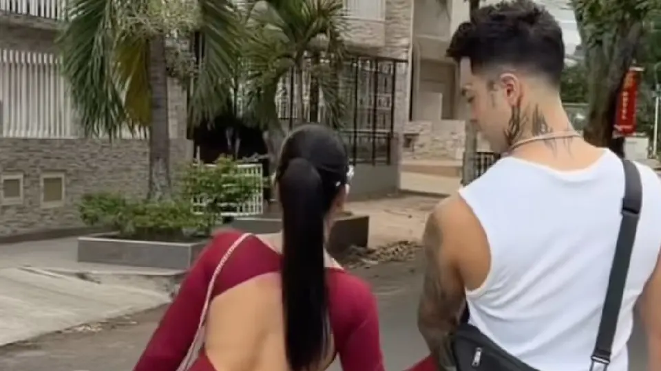 Naim Darrechi y Katy Cardona caminando por las calles de Cali / Captura de pantalla