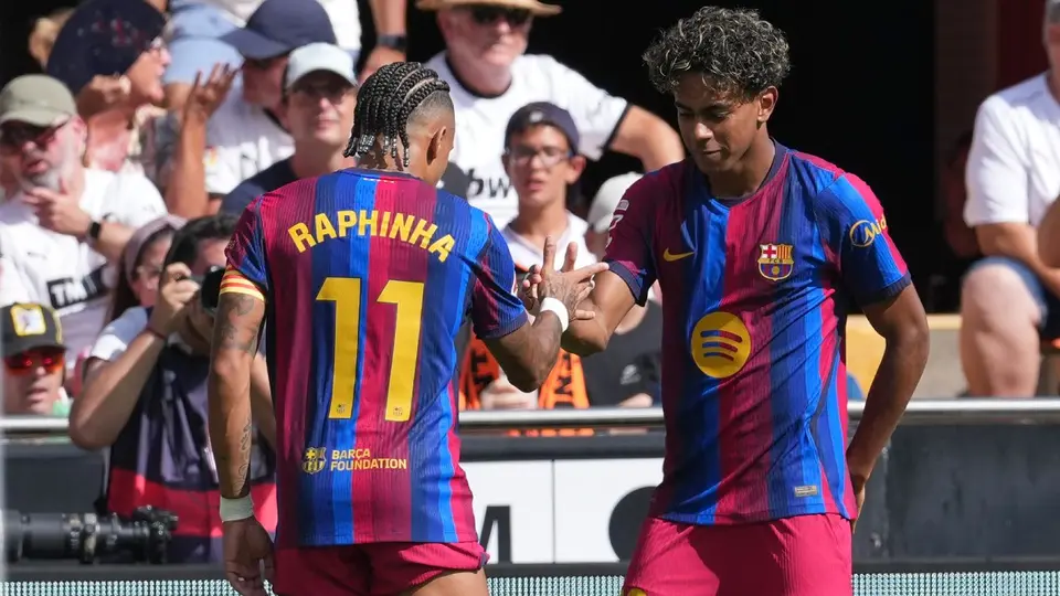 Raphinha celebra con Lamine Yamal en LaLiga | AP