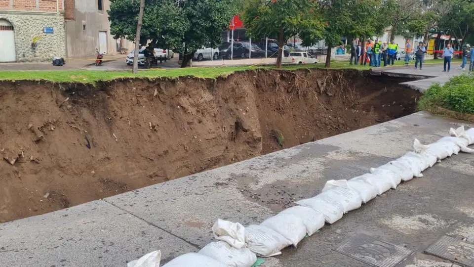 El hundimiento registrado en Tonalá alcanza hasta 8.5 metros de profundidad y obligó a restringir la circulación en la zona. / Facebook: Tonalá Decide