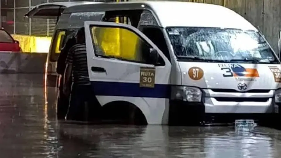 Tres de las víctimas fueron encontradas dentro de la camioneta y otras tres lograron salir antes de desplomarse a pocos metros./ RS