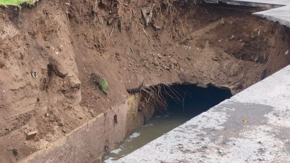 El socavón se localiza en el cruce de la avenida Malecón y la calle Tenacatita, en la colonia Jalisco. / Facebook: Tonalá Decide