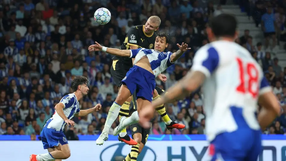 Haaland remetando ante Porto | AP