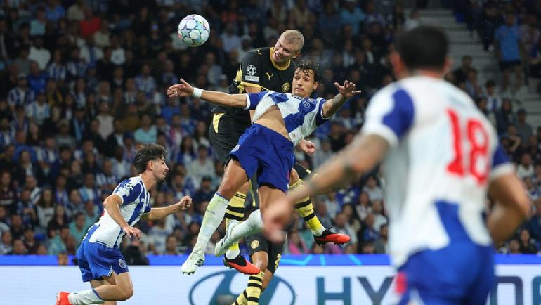 Haaland remetando ante Porto | AP