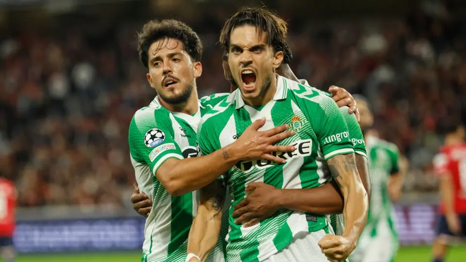 Jugadores de Betis festejan con Marc Bartra en la Champions League | AP
