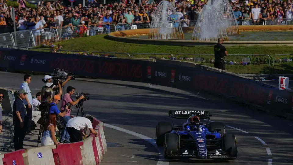 Carlos Sainz con Williams en un show de exhibición en el Madring | AP