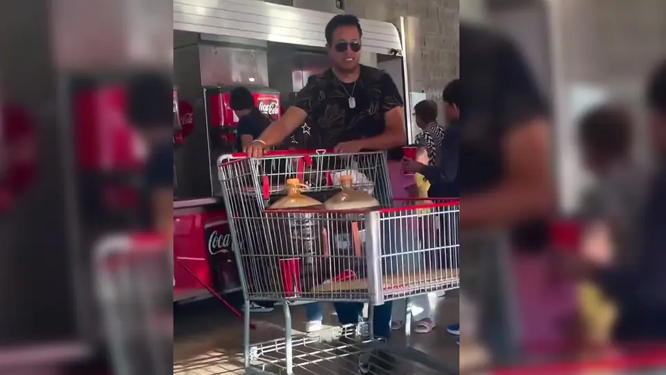 El hombre señaló que trabajadores de Costco le sugirieron utilizar recipientes grandes para facilitar el traslado de las bebidas./ Captura de pantalla