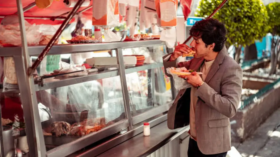 Los locales de comida y bebidas figuran entre los que recibirán más ingresos./istock