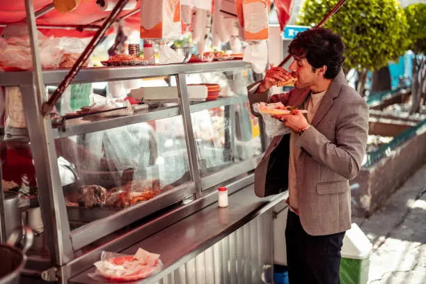 Los locales de comida y bebidas figuran entre los que recibirán más ingresos./istock