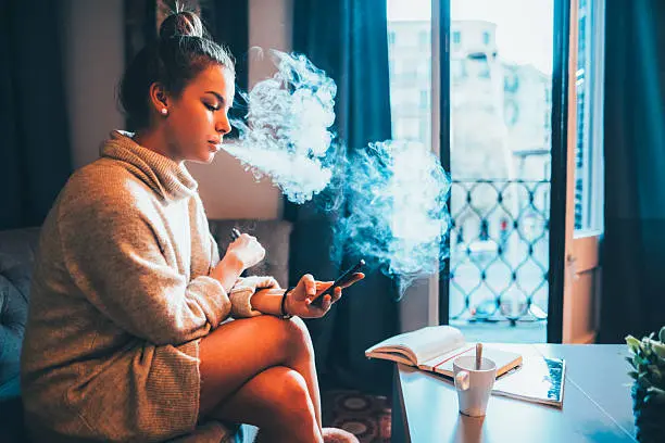 La edad de inicio del consumo se adelantó y los menores de 18 que fuman casi se duplicaron./istock