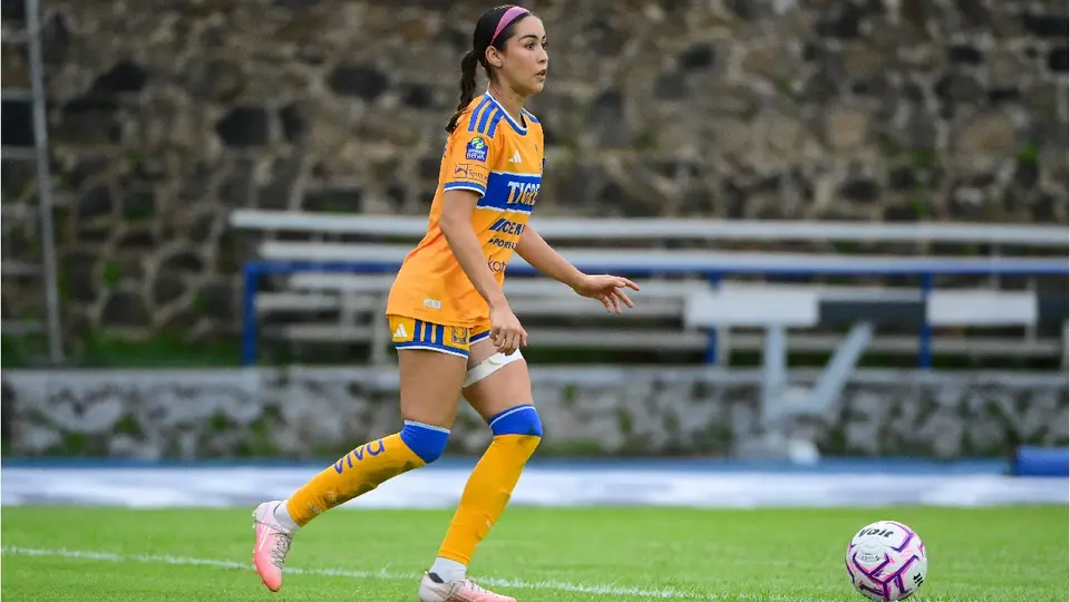 Greta Espinoza jugando un partido con Tigres Femenil | IMAGO7