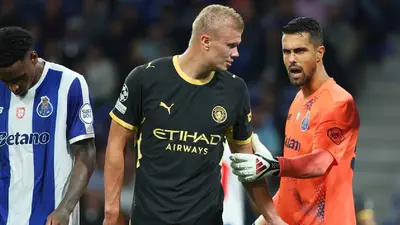 Santiago Giménez vuelve a Champions en amarga derrota del Porto ante Manchester City