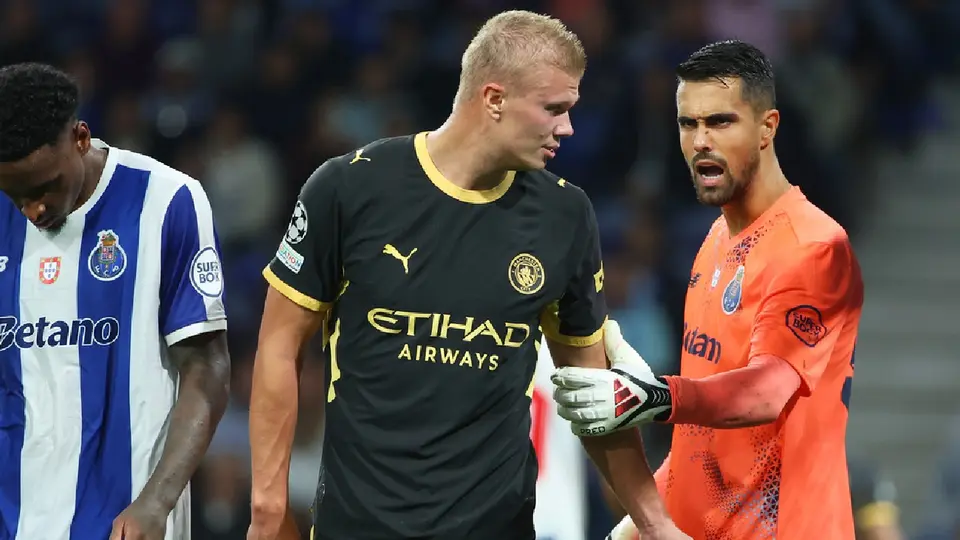 Santiago Giménez vuelve a Champions en amarga derrota del Porto ante Manchester City