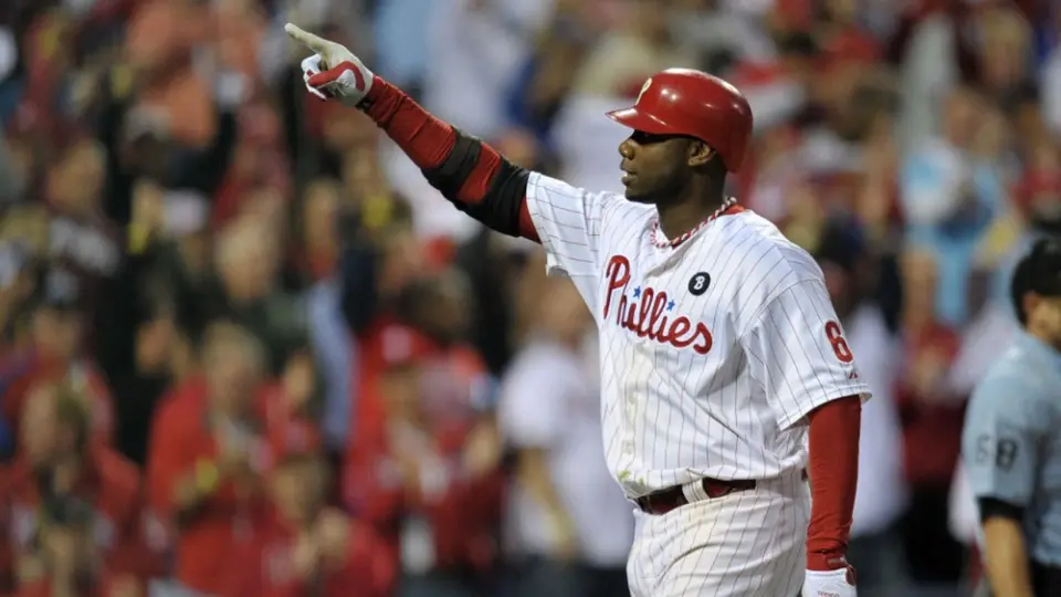 Ryan Howard aún en activo con los Phillies | AP