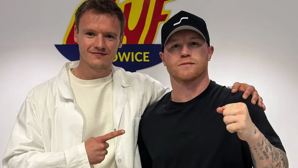 Canelo Álvarez con el médico de la clínica | Especial redes