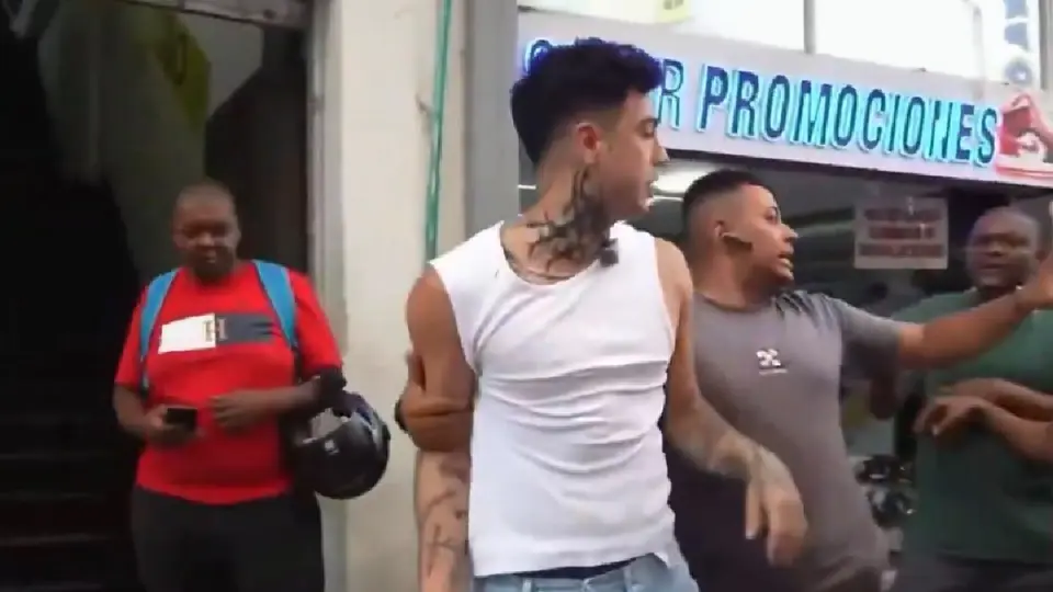 La pelea entre Naim Darrechi y el comerciante quedó registrada en video / Captura de pantalla