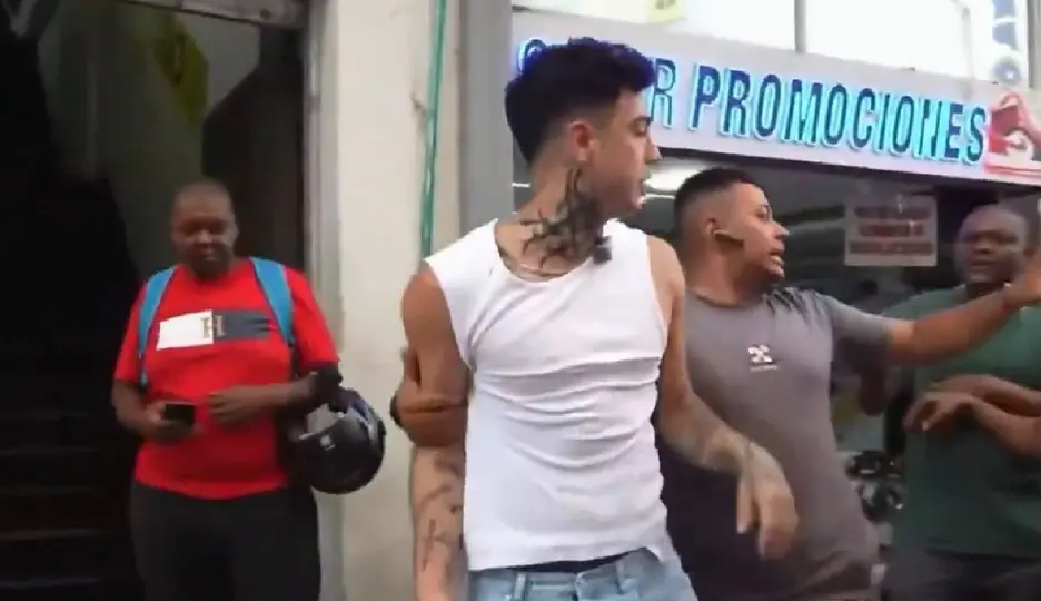 La pelea entre Naim Darrechi y el comerciante quedó registrada en video / Captura de pantalla