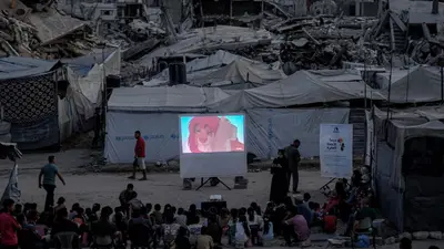 ‘El Rey León’ llega a niños de Gaza en medio de campamentos y escombros