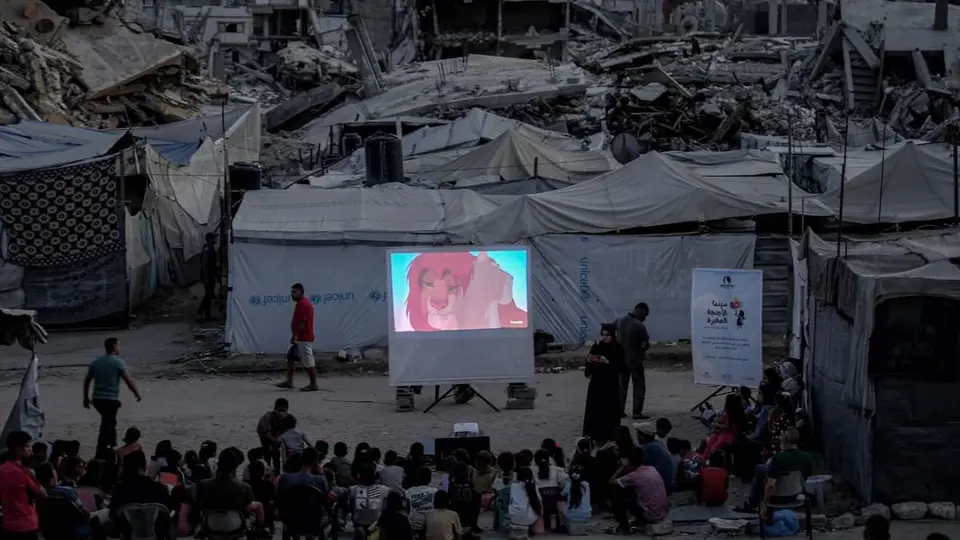 ‘El Rey León’ llega a niños de Gaza en medio de campamentos y escombros