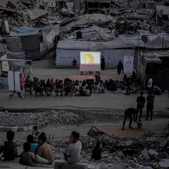 “El Rey León” se convirtió por unas horas en una vía de entretenimiento para pequeños palestinos que viven bajo condiciones de desplazamiento./ X: @jpmasespanol