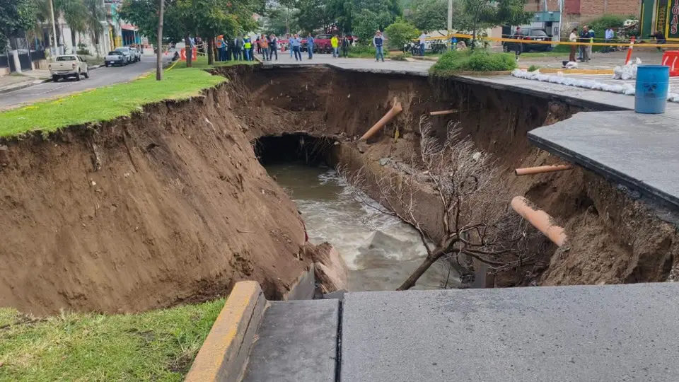 ¡Se abre la tierra en Tonalá! Mega socavón afecta avenida Malecón